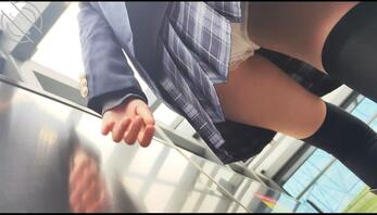 地铁跟踪街射抄底长靴丝袜美女，2