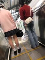 下行扶梯抄底白内，被旁边闺蜜发现了。2