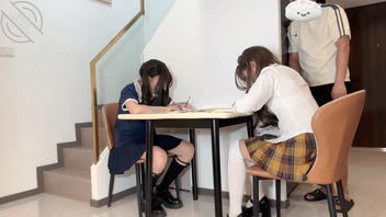 【奶气原创100】女儿闺蜜找她写作业女儿在旁边写作业我偷偷摸摸操着她闺蜜0