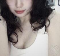 04年小母狗自慰，过年回家，找不到大鸡巴艹自己的小逼逼，只能自慰解解闷1