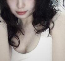 04年小母狗自慰，过年回家，找不到大鸡巴艹自己的小逼逼，只能自慰解解闷2