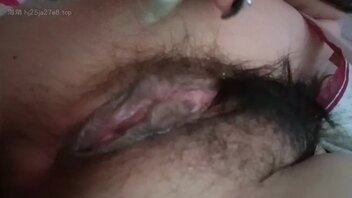 04年小母狗自慰，过年回家，找不到大鸡巴艹自己的小逼逼，只能自慰解解闷