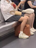 坐地铁一路的偷拍各种美腿大奶0