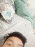 【海角母子认证】半夜爬起来在被窝里拍妈妈的身体,妈妈的乳头真好看啊,想吃0