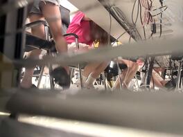 终于抄到隔壁班花底了，不过这是没穿内裤吗？真是个骚货，每天偷拍，喜欢的来0