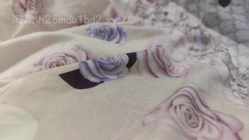 原创(9)晚上姐姐躺在床上玩手机，我玩弄姐姐的大屁股小穴