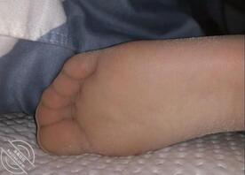 趁我妹睡着给她穿上丝袜拍几张1