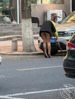 骚逼，马路上漏内裤，跟吸毒一样0