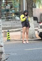 骚逼，马路上漏内裤，跟吸毒一样2