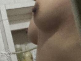 冒死偷拍、妈妈洗澡没关门2