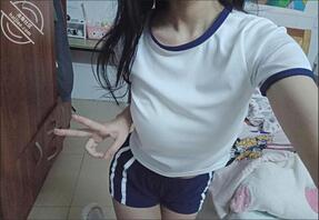 原创;拿下肤白貌美高颜值的表妹,甜美系妹子,jk足球宝贝,后入无套抽插~2