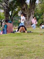 野餐偷拍骚妇裙底0