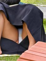 野餐偷拍骚妇裙底2