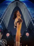 海边沙滩大方的美女1