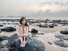 海边沙滩大方的美女2