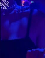 女大学生喜欢去酒吧