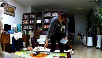 真实，震惊，摄像头破解拍到儿媳趁着家里婆婆和儿子不在，和公公在地板上操逼0