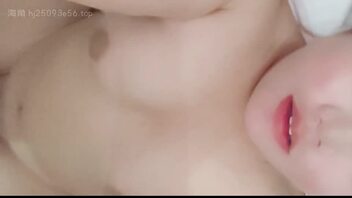 这么嫩的女儿，要趁早享用，以后不知道便宜哪个小崽子了。