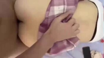 碎花裙大学动漫cos社团，清纯表妹，被我掰开粉嫩鲍鱼深深插入