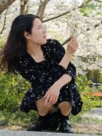 带女朋友露出，公园拍照，不经意漏出裙底春光，夹的很紧，很刺激呀0