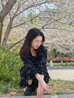 带女朋友露出，公园拍照，不经意漏出裙底春光，夹的很紧，很刺激呀1