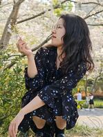 带女朋友露出，公园拍照，不经意漏出裙底春光，夹的很紧，很刺激呀2