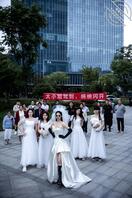 老公喝多入睡,新娘子在线陪大家聊天解闷咯2