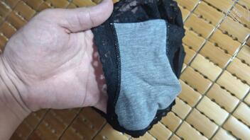 骚姐出去逛街了，偷偷进她房间看看，没想到有骚东西