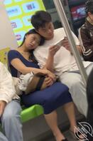 地铁上骚情侣真的烦，欠干的母狗0