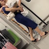 地铁上骚情侣真的烦，欠干的母狗1