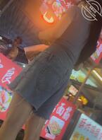 偷拍别人老婆的大白腿，大屁股0