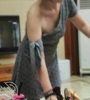 大姨子穿得这么骚 好想蹲下去舔她的骚逼 差点拍到她的乳沟1