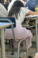 ①偷拍大学同学，大屁股和骚白袜，后面有露脸生活照2