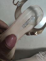 半夜偷偷拿嫂子高跟鞋保养1