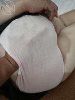 一手把着老婆的大肉臀真的是爽歪歪啊！各位色友们要不要我把这水裤脱掉呢0