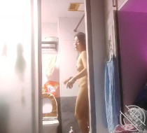 (原创)酒后老妈在浴室洗澡没关门,被我强行从后面坐上去内射后,一直在哭0