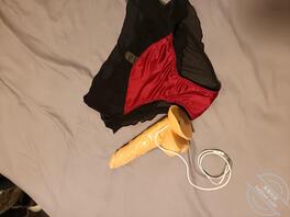 丈母娘去旅游了，在她的衣柜找了很多性感内裤，和情趣玩具。50多岁真风骚。0