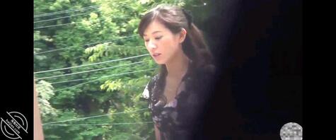 非常重口味 美女憋不住躲在城市各个角落放尿，拉便便0