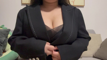 把奶子拿出来透透气