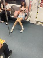 地铁闷骚长腿妹0