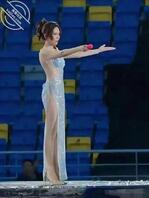 这裙子到底图个啥？设计出来这种衣裳，真是让人哭笑不得！