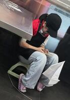 中学小姐姐的鞋子洗了，今天穿的白袜拖鞋，白袜脚尖脏脏的，把我看硬了2