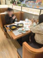 跟爸爸吃完饭,爸爸说有事出去打麻将,受不了了,终于把刚刚成年的妹妹给强奸0