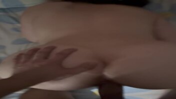 骚逼老婆，一个人满足不了，需享受3p