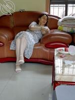 偷拍白腿高跟凉鞋碎花裙的阿姨1