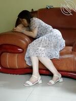 偷拍白腿高跟凉鞋碎花裙的阿姨