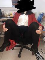 气质肉丝熟女帮我足交，实在太爽了，无套插入她的小穴，把精子都射进她的子宫0