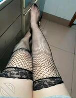 看妈妈穿的内裤都蕾丝透明带花纹丁字裤，不知道妈妈老是把内裤提那么高干嘛，