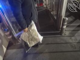 例假前让弟弟内射，但是不舍得催他回家。1