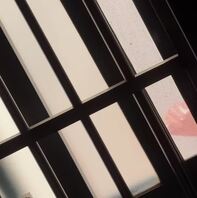 偷拍美女同事内衣